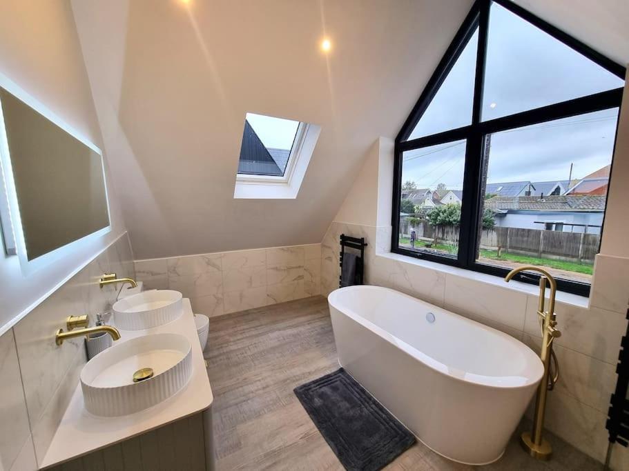 Brand New, Stunning Beachside House Seasalter Exteriör bild